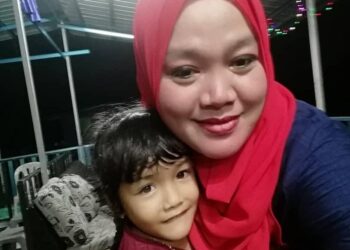 SITI NUR ATHHIYA SOFEA Muhammad Sukri (kiri) yang berusia tiga tahun empat bulan dikhuatiri terjatuh dalam sungai dari rumah rakit di Bukit Rangin di Kuantan, Pahang.