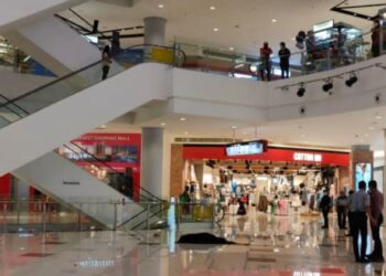 MANGSA yang terjatuh dari tingkat empat meninggal dunia di sebuah pusat beli-belah di Alor Setar, Kedah, hari ini.