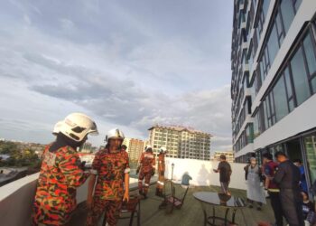 PASUKAN bomba membawa turun mayat kanak-kanak terjatuh dari tingkat 14 sebuah hotel di Kota Kinabalu, Sabah. 