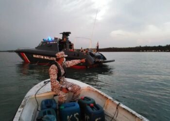 ANGGOTA Maritim Malaysia Selangor menunjukkan kawasan dua lelaki warga asing jatuh ketika bekerja dekat sebuah kelong di perairan Pulau Tengah, Selangor, malam tadi.