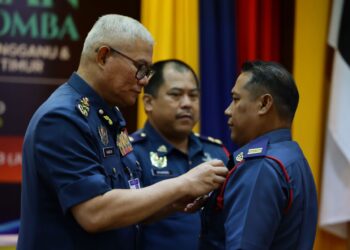 MOHAMMAD Hamdan Wahid (kiri) menyempurnakan Majlis Penganugerahan Pingat Perkhidmatan Bomba di Akademi Bomba Dan Penyelamat Malaysia Wilayah Timur di Wakaf Tapai, Marang, hari ini.- UTUSAN/NOOR HAYATI MAMAT