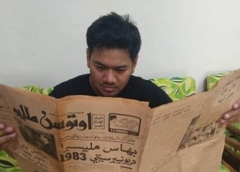 MOHD Faiz membaca akhbar Utusan Melayu keluaran 1977.