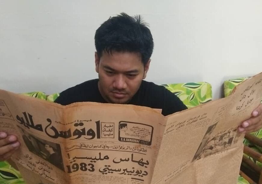MOHD Faiz membaca akhbar Utusan Melayu keluaran 1977.