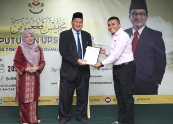 MOHD. Fadzil Abu Kasim (dua dari kiri) menyampaikan anugerah bagi Kategori Mata Pelajaran Terbaik (Subjek Jawi) kepada wakil Ketua Guru KAFA, Saad Abi Waqas (kanan) di Kuala Lumpur.
