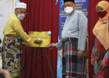 MENTERI di Jabatan Perdana Menteri (Hal Ehwal Agama), Datuk Idris Ahmad (kiri) merasmikan pembukaan pusat khidmat kekeluargaan di Masjid Al-Muqarrabin Bandar Tasik Selatan, Kuala Lumpur. - IHSAN JAWI