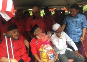AHMAD Jazlan Yaakub (kanan) beramah mesra bersama sebahagian ahli Gabungan Silaturahim Veteran Angkatan Tentera Malaysia (ATM) Malaysia di Kampung Jenereh Bongkok, Pulai Chondong, Kelantan hari ini. UTUSAN/ ROSMIZAN RESDI