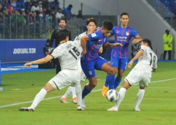 TONGGAK  JDT, Safawi Rasid berjaya melepasi dua pemain  Kawasaki Frontale pada aksi Liga Juara-juara Asia (ACL) di Stadium Sultan Ibrahim, kelmarin.- UTUSAN/RAJA JAAFAR ALI
