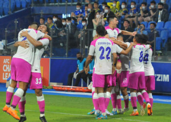 Penyerang JDT Fernando Forestieri diraikan oleh rakan pasukan apabila menjaringkan gol pertama JDT ketika menentang Ulsan Hyundai di Stadium Sultan Ibrahim Iskandar Puteri, kelmarin. UTUSAN/RAJA JAAFAR ALI