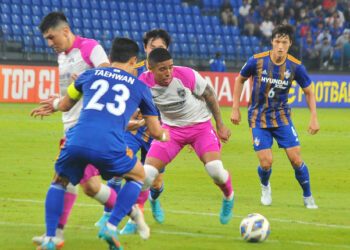 PENYERANG JDT Bergson Da Silva mengelecek pertahanan Ulsan Hyundai, Kim Tae Hwan pada perlawanan peringkat Kumpulan I Liga Juara Juara (ACL) 2022 di Stadium Sultan Ibrahim Iskandar Puteri disini., malam tadi. -UTUSAN/RAJA JAAFAR