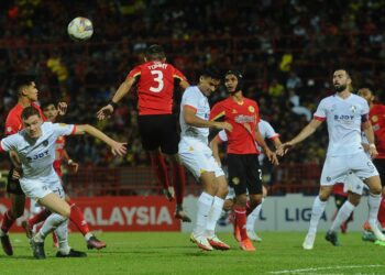 PEMAIN Negeri Sembilan mengeluarkan bola daripada kawasan penalti mereka.