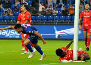 FERNANDO Forestieri meledak gol keduanya ketika membantu JDT menumpaskan  Sarawak United pada aksi Piala FA di Stadium Sultan Ibrahim, Iskandar Puteri, Sabtu lalu. - UTUSAN/RAJA JAAFAR ALI