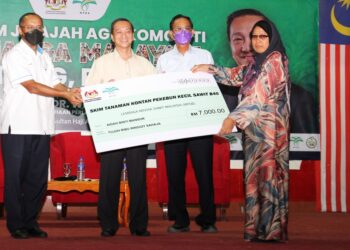 WEE JECK SENG (dua dari kiri) menyerahkan insentif skim tanaman kontan pekebun kecil sawit kepada seorang pekebun sawit pada Program Jelajah Agrikomoditi #Keluarga Malaysia Bentong di Dewan Majlis Perbandaran Bentong di Bentong, Pahang.