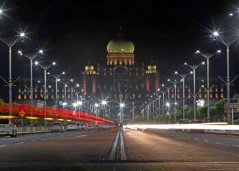 PERGERAKAN kereta di Persiaran Perdana hanya kelihatan lampu 
merah dan putih apabila menggunakan kelajuan pengatup 1/0, bukaan 
29.0 dengan ISO 100