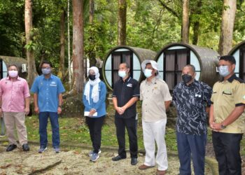 SAPIAH Mohd. Nor (tiga dari kiri) melawat Tube Camp pada Majlis Penyerahan Tube Camp daripada PPPNP kepada JAKOA di Kampung Orang Asli Lata Kinjang, Chenderiang, semalam. - UTUSAN/ZULFACHRI ZULKIFLI