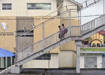 KEADAAN jejantas di hadapan Sekolah Menengah Kebangsaan (SMK) Sultan Abu Bakar yang tidak berbumbung dan mengundang kecaman masyarakat kerana dilihat semakin uzur di Jalan Beserah di Kuantan, Pahang. – UTUSAN/SHAIKH AHMAD RAZIF