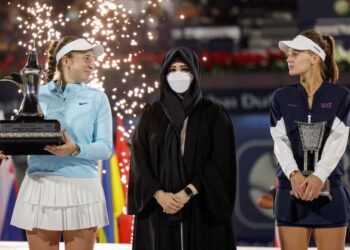 Jelena Ostapenko (kiri) mengukir senyuman manis kepada lawannya Veronika Kudermetova yang terpaksa berpuas hati sebagai naib juara dalam Kejohanan Tenis Terbuka Qatar.-AFP