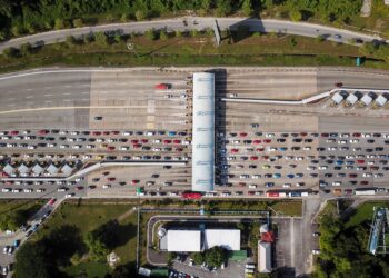KESESAKAN trafik di lebuh raya pada hujung minggu dan cuti perayaan menjadi mimpi ngeri buat kebanyakan pemandu. – UTUSAN/SHIDDIEQIIN ZON
