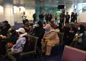 BAKI kumpulan terakhir seramai 23 orang jemaah tarekat selamat tiba dari Jeddah di KLIA.-GAMBAR IHSAN WISMA PUTRA
