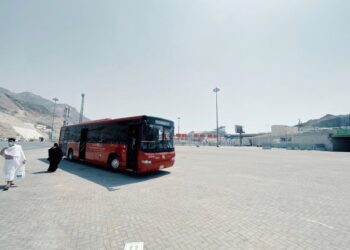 SEBAHAGIAN bakal jemaah haji Malaysia dibawa menaiki bas untuk mengerjakan tawaf qudum selepas tiba di Mina hari ini.