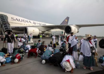 JEMAAH HAJI melakukan sujud syukur selepas tiba di Terminal 2, Lapangan Terbang Antarabangsa Juanda Surabaya, Jawa Timur.-ANTARA