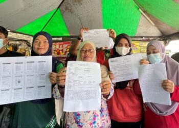 BAKAL jemaah umrah yang menuntut pihak terlibat memulangkan wang masing-masing setelah rombongan ke Tanah Suci batal ketika ditemui pada sidang akhbar di Alor Setar. -FOTO/JAMLIAH ABDULLAH