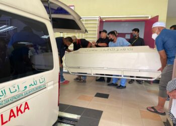 JENAZAH Muhammad Khiesyam Mohamad Jamel diusung ke dalam van jenazah selepas selesai bedah siasat di Unit Forensik Hospital Alor Gajah, Melaka, semalam.