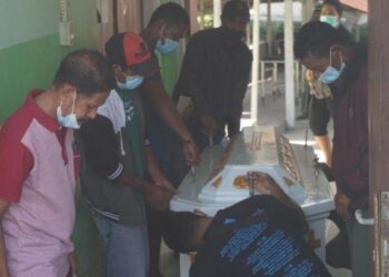 JENAZAH Delfianadi Azi dibawa oleh ahli keluarga di Nangaroro, Nusa Tenggara Timur. -AGENSI