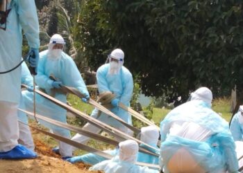 ANGGOTA bomba membantu menguruskan jenazah seorang wanita obesiti di Tanah Perkuburan Dioh Besar, Kuala Pilah, Negeri Sembilan, hari ini. - FOTO/IHSAN BOMBA