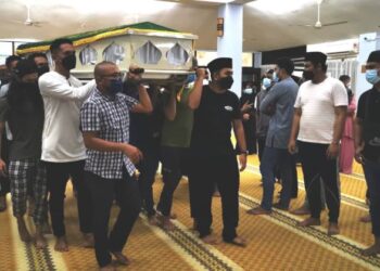 JENAZAH Allahyarham Khairul Azzad Kamarudzaman dibawa ke Tanah Perkuburan Islam Ar-Raudhah, Kota Seriemas, Nilai selepas selesai solat jenazah di Surau Al- Kauthar, Kota Seriemas, Nilai, Seremban, hari ini. - FOTO/AFIFI HAFIZ MOHD. NOR