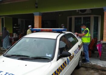 ANGGOTA polis yang hadir ke kediaman Allahyarhamah untuk mendapatkan maklumat lanjut dari keluarga sebelum jenazah dibawa ke HKT bagi menjalani ujian calitan Covid-19 di Kota Tinggi, Johor.