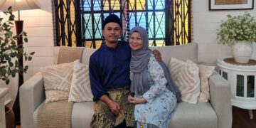 Zaharah bersama suami di bahagian ruang tamu kediaman