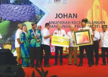 ISMAIL SABRI Yaakob (lima dari kanan) menyampaikan hadiah AKRF yang menjadi milik Felda Jengka 25 pada Sambutan Hari Peneroka Felda 2022 di Padang Awam Felda Rentam, Bera, Pahang. - UTUSAN/SHAIKH AHMAD RAZIF