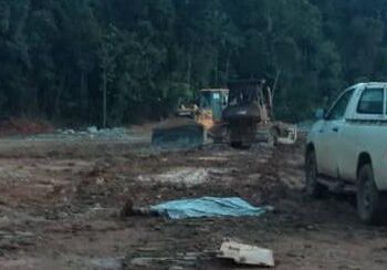 KEADAAN mayat  Kong Hon Meng selepas digilis jentolak di tapak lombong bijih besi di Bukit Besi, Dungun, semalam.