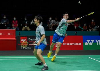 Pemain beregu lelaki Jepun, Takuro Hoki dan Yugo Kobayashi membalas pukulan ketika menentang pemain Indonesia, Fajar Alfian dan Muhammad Rian Ardianto pada perlawanan akhir Terbuka Malaysia 2022 di Axiata Arena Bukit Jalil di sini, hari ini. UTUSAN/FARIZ RUSADIO