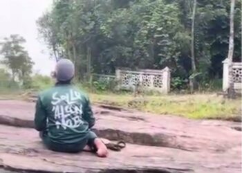 TANGKAP layar daripada satu video menunjukkan seorang lelaki dipercayai amalan khurafat di puncak Gunung Jerai, Kedah. - MEDIA SOSIAL