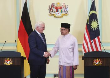 ANWAR Ibrahim dan  Frank-Walter Steinmeier pada sidang akhbar sempena lawatan rasmi Presiden Jerman di Pejabat Perdana Menteri, Putrajaya. - UTUSAN/FAISOL MUSTAFA