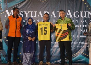 MOHD. Hisamudin Yahaya (dua kanan) menyerahkan sumbangan jersey kepada pasukan bola sepak sekolah selepas merasmikan Mesyuarat Agung PIBG SK Putrajaya Presint 17 (1) Putrajaya.