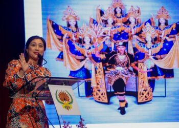 JESSICA Ong Hai Liaw berucap ketika sidang 14: Bahasa Melayu Pelestarian Kearifan Setempat pada Simposium Pengantarabangsaan Bahasa Melayu di Dewan Bahasa dan Pustaka di Kuala Lumpur, hari ini. - FOTO/FARIZ RUSADIO