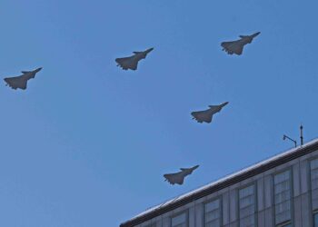 JET pejuang halimunan, J-20 melakukan penerbangan secara berkumpulan di Beijing, China pada 19 Jun lalu. – AFP
