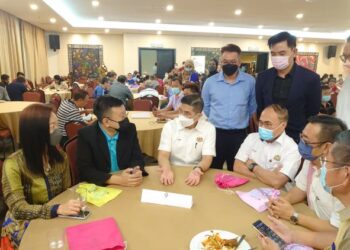 MOHAMED Azmin Ali (duduk, tengah) berbual dengan komuniti perniagaan dalam program Bicara Memperkasa Ekonomi yang diadakan, di Skudai, Johor.