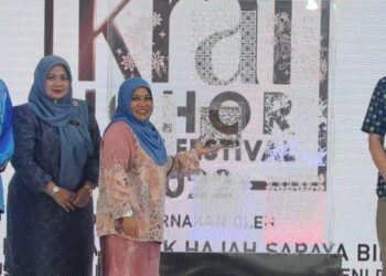 SARAYA Arbi (tiga dari kiri) meletak plak bermotifkan batik sebagai gimik perasmian sempena Majlis Perasmian FKJ 2022 di Angsana Mall, Johor Bahru, semalam. - FOTO/RAJA JAAFAR ALI