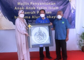 AHMAD Maslan (tengah) menerima cenderamata sempena penubuhan Alumni PKAYI Daerah Pontian di Asrama PKAYI di Pontian, Johor. -UTUSAN/MUHAMMAD ZIKRI