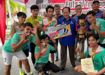 AHMAD MASLAN bergambar bersama juara Kejohanan Futsal Tertutup Piala Ahli Parlimen Pontian di Gelanggang  Futsal MPPn, Pontian, Johor.