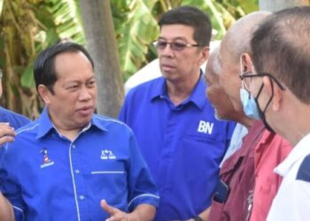 AHMAD Maslan (kiri) menemui para peniaga dalam program Tinjauan Mesra di Bandar Benut, Pontian.