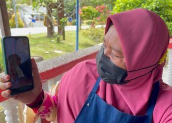ROHANI Kassim membuat panggilan video bagi melepaskan kerinduan terhadap anak lelakinya yang lebih setahun tidak bertemu di Kampung Sri Gunung Pulai, Kulai, Johor.