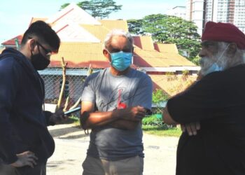 ANAK lelaki mendiang Shebby Singh, Sonuljit (kiri) menunggu proses bedah siasat selesai di Jabatan Perubatan Forensik HSA, Johor Bahru di Johor. -UTUSAN/RAJA JAAFAR ALI