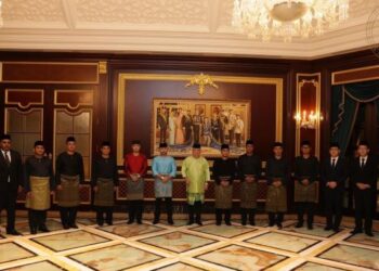 SULTAN Ibrahim Sultan Iskandar bersama barisan ADUN yang mengangkat sumpah sebagai Exco Kerajaan Negeri Johor di Istana Bukit Serene, Johor Bahru.