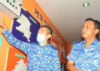 KAMAL Mokhtar (kanan) melihat anggotanya menekan siren kecemasan ketika Uji Lari Siren Awam APM di Pejabat APM  Daerah Johor Bahru.