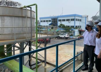 TIN Wai Han (kiri) melihat tangki pengudaraan di Loji Pakej LRA Sultan Iskandar, Masai, Pasir Gudang, Johor.