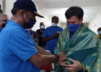 ABDUL  Azeez Rahim (kiri) bersama Tan Chong semasa menghadiri Majlis Ramah Mesra penduduk dan petugas JR MIC di Bandar Chaah, Segamat.